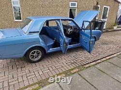 Cortina Mk2 1600 super en excellent état. Fonctionne et roule, prêt à être exposé.