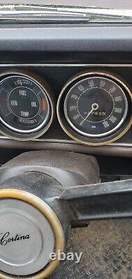 Cortina mk2 1600 translates to 'Cortina mk2 1600' in French as well.