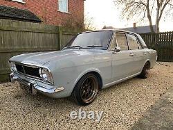 Ford Cortina mk2 série un, resto mod, carrosserie entièrement d'origine, belle patine.