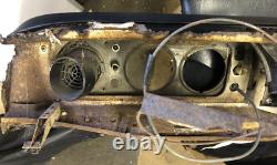 Tableau de bord complet Ford Cortina MK2 1600E. Y compris les panneaux métalliques arrière.
