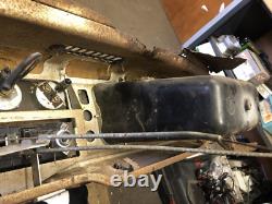 Tableau de bord complet Ford Cortina MK2 1600E. Y compris les panneaux métalliques arrière.